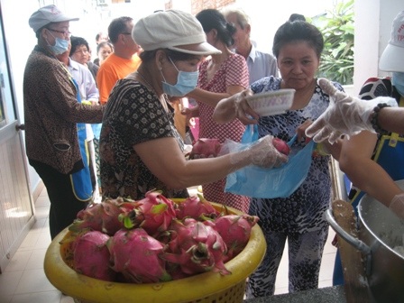 Người dân mua thanh long giá rẻ tặng bếp ăn từ thiện phục vụ người nghèo