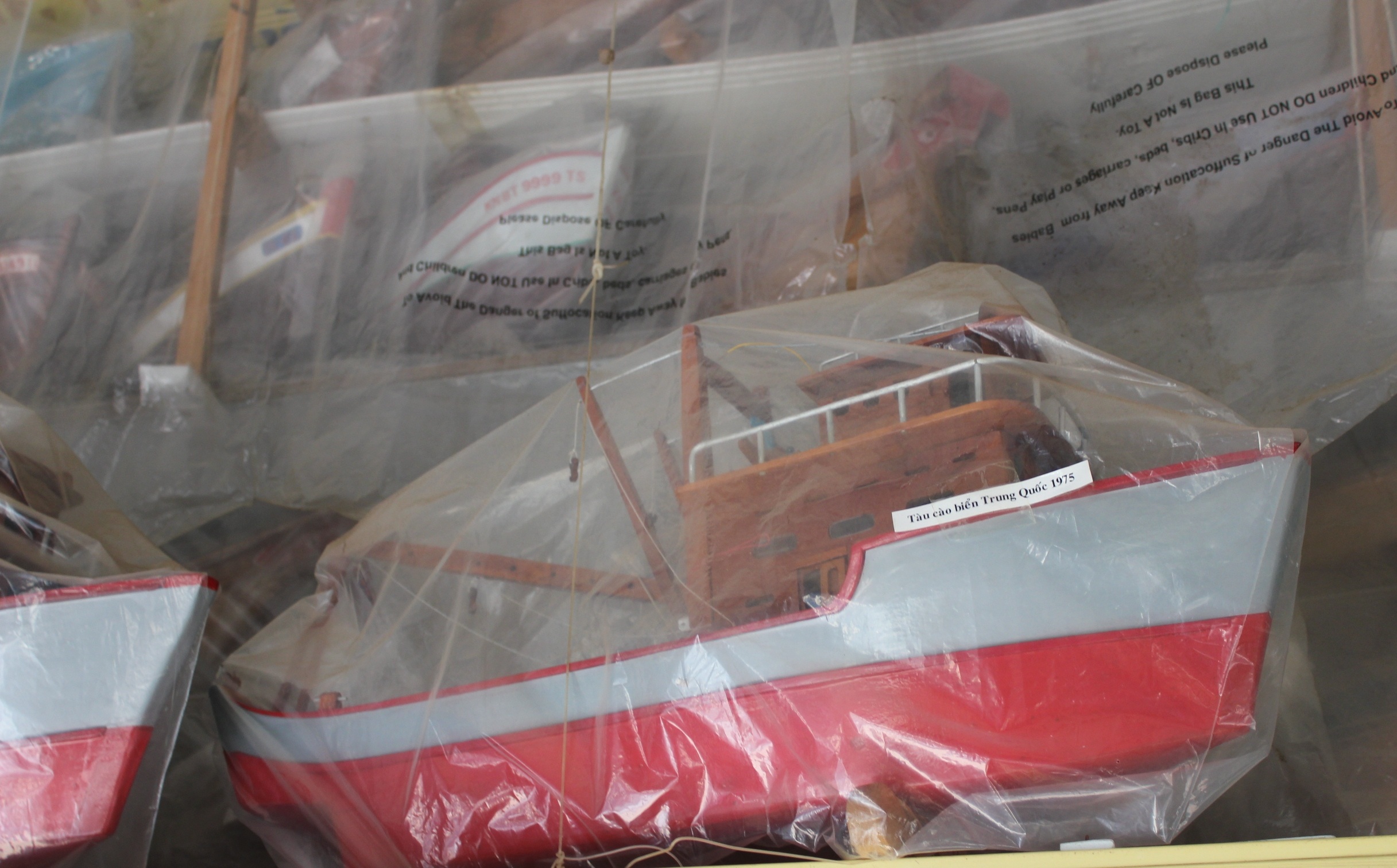 
Mô hình chiếc tàu đánh cá trong thập niên 1975, được ông Léo bọc bằng nilon để tránh bụi bặm.
