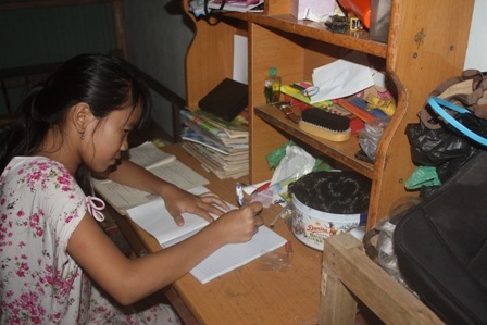 Nhiều con em ở địa phương chăm chỉ học tập.