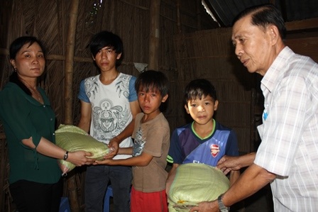 
Hội Chữ thập đỏ ở địa phương thường xuyên giúp đỡ gạo cho 3 anh em mồ côi
