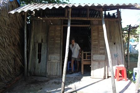 
Căn nhà xiêu vẹo sắp sập
