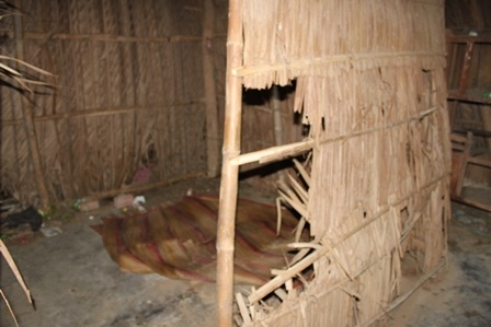 
Bên trong thì rách nát
