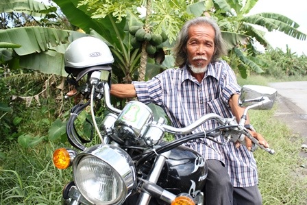 Hàng ngày ông cưỡi chiếc xe này đi bán vé số