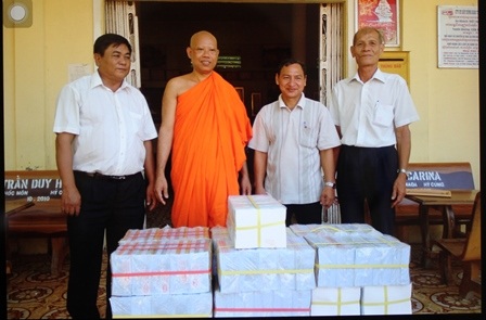 Thượng tọa Thạch Thảo trong lần trao vở cho học sinh nghèo đầu năm học.