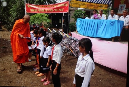 
Thượng tọa Thạch Thảo trao học bổng, xe đạp cho học sinh nghèo
