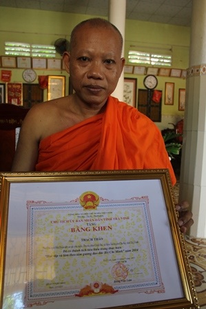 
Thượng tọa Thạch Thảo được tặng bằng khen của UBND tỉnh vì có thành tích trong công tác khuyến học
