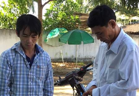 Hai đối tượng Phong và Trúc tại cơ quan công an (ảnh do cơ quan công an cung cấp)