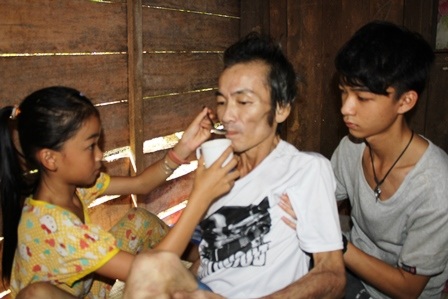 
Việc ăn uống cũng nhờ vào đứa con gái
