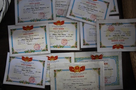 
Dù nghèo khó nhưng nhiều năm liền 2 anh em đều học khá, giỏi
