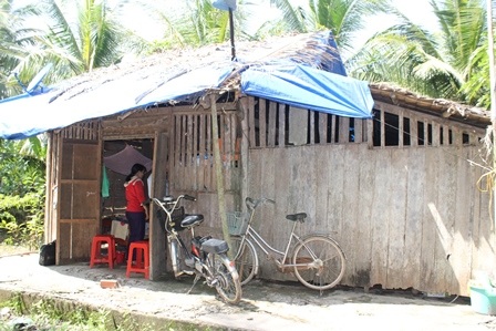 
Căn nhà phải dùng tấm bạt nhựa để tránh bị dột
