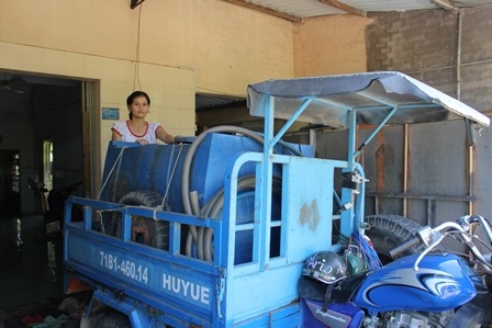 Mới bắt đầu mùa khô hạn, gia đình bà Chi bắt đầu cung ứng nước ngọt cho bà con trong vùng