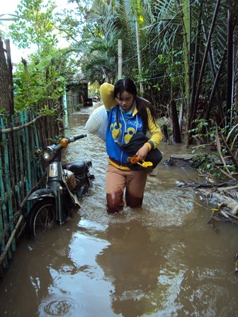 Người dân ven sông Bảo Định rất khổ sở mỗi khi triều cường nhưng vẫn không được đầu tư xây dựng đường