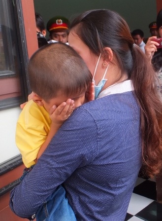 Ra ngoài phòng xét xử, cháu K. khóc nức nở bên mẹ