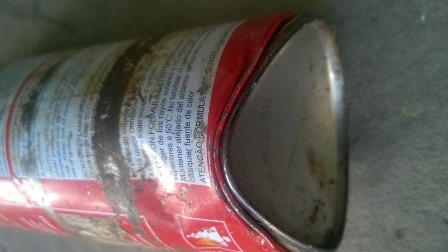 Hãi hùng vì bình chữa cháy phát nổ trong ô tô - 1 Chiếc bình chữa cháy bị biến dạng sau khi phát nổ