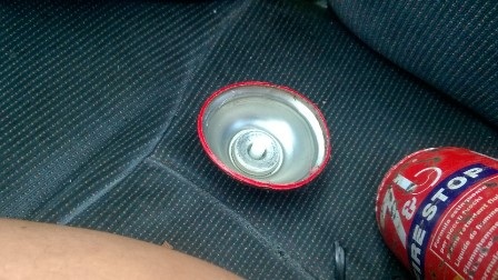 Hãi hùng vì bình chữa cháy phát nổ trong ô tô - 3 Nắp bình chữa cháy văng ra ngoài