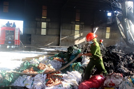 Kho chứa nhiều vật liệu dễ cháy nên rất khó khăn để dập tắt