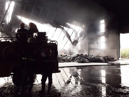 Sau hơn 2 giờ ngọn lửa mới được khống chế và dập tắt hoàn toàn