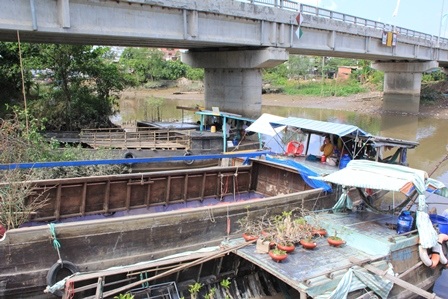 Các bến sông cũng sẵn sàng đưa hoa ra chợ Tết