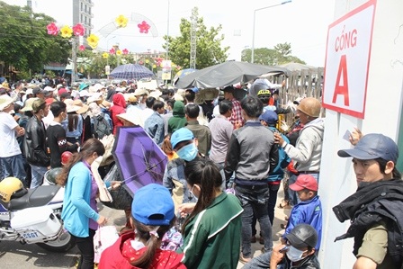 Chen chúc nhau vào cổng sân vận động Cần Thơ xem đua xe