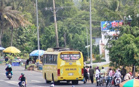 
Một chiếc xe rước khách trên tuyến Quốc lộ 1A
