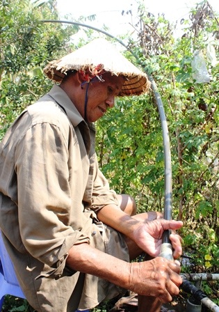 Bơm nước từ giếng khoan lên cung cấp cho người dân