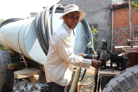 Chở nước bằng xe công nông để bán cho người dân