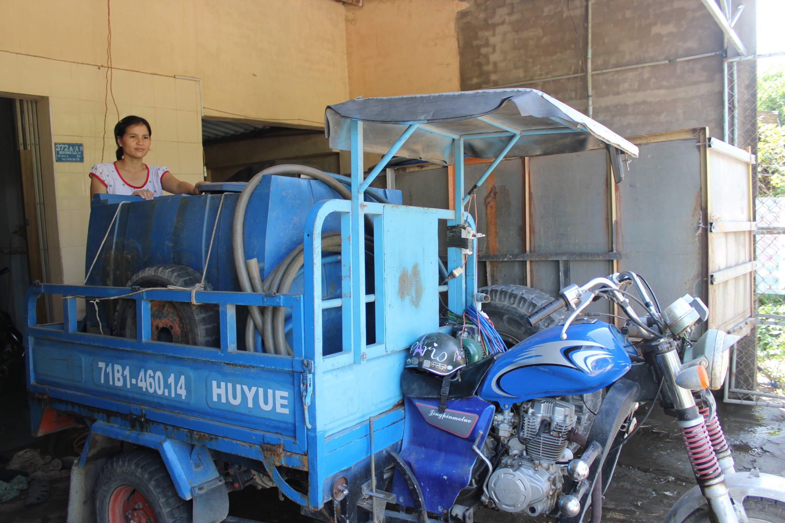 Chiếc xe ba bánh trở thành phương tiện chở nước trong thời điểm khô hạn