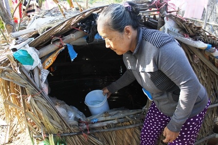 Bồn chứa nước như chuồng vịt của gia đình bà Lan