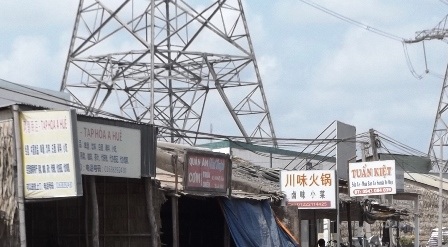 Những bảng hiệu ghi chữ Trung Quốc nằm san sát nhau