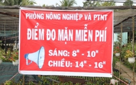 Điểm đo độ mặn miễn phí tại cầu Hòa Khánh (xã Hưng Khánh Trung B, Chợ Lách)