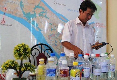 Đo độ mặn tại Phòng NN&PTNT huyện Chợ Lách