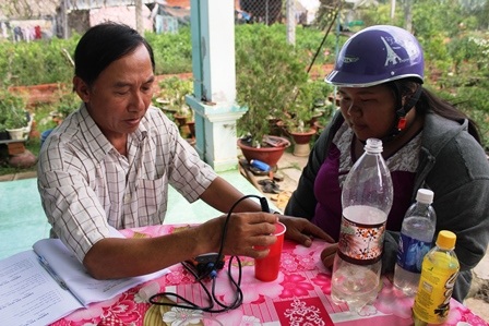 Người dân đến đo độ mặn tại xã Hưng Khánh Trung B (Chợ Lách)