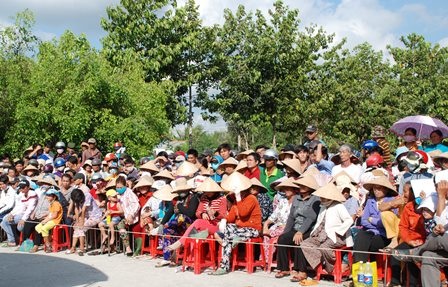 Rất đông người dân địa phương đến xem phiên xét xử vụ án