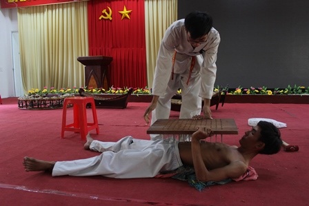 
Nam biểu diễn nội khí công tại trường Đại học Trà Vinh
