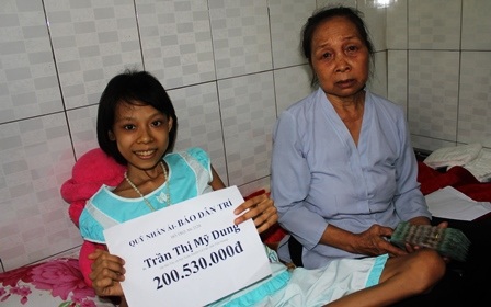 
Bé Vy cùng bà ngoại vui mừng khi nhận số tiền bạn đọc báo Dân trí giúp đỡ
