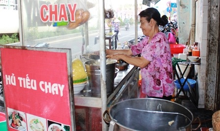 Mỗi tháng bà Kim Anh đều chạy tiền để nấu cơm chay từ thiện