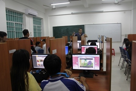 Học sinh nghèo được tiếp cận trang thiết bị hiện đại để học tiếng Anh.