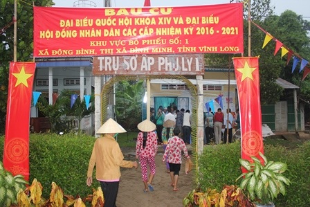 Bà con đội mưa đến bầu cử từ rất sớm