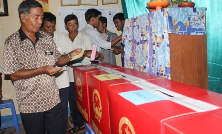 Bà con đồng bào dân tộc Khmer thực hiện quyền bầu cử của mình (Ảnh: Minh Giang)