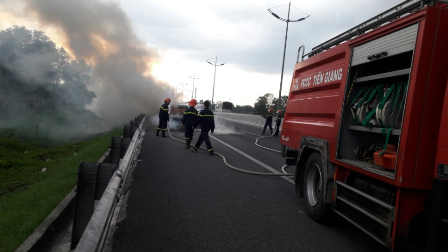 Ôtô 7 chỗ cháy "trơ khung" trên cao tốc TP.HCM - Trung Lương - 1