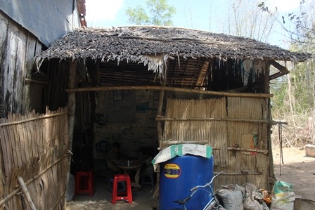 
Căn nhà rách nát của vợ chồng anh Chinh
