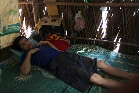 
Anh Chinh nằm liệt giường sau tai nạn lao động
