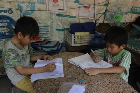 
Hai đứa con chăm ngoan, học giỏi dù gia cảnh hết sức khó khăn
