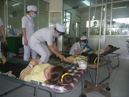 Công nhân nhập viện cấp cứu nghi do ngộ độc thực phẩm