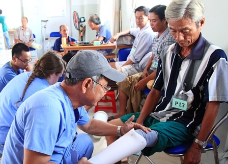 Bác sĩ từ Hoa Kỳ đến lắp chi giả miễn phí cho người nghèo - 1 Các bác sĩ đến Hòa Kỳ lắp chân giả cho người nghèo ở BếnTre