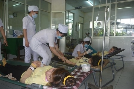 Thời gian gần đây nhiều công nhân phải nhập viên cấp cứu sau khi dùng suất cơm tại công ty