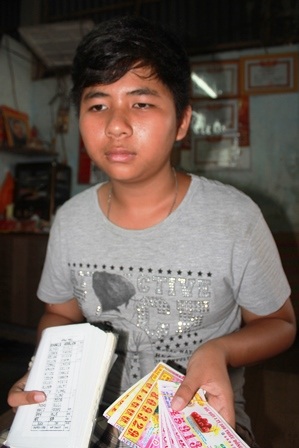 
Hàng ngày Khoa phải bán vé số để nuôi cha tai biến, mẹ bệnh ung thư đang điều trị tại bệnh viện
