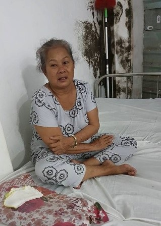 "Cha con tai biến, mẹ con ung thư, giờ con sống khổ lắm... !" - 5
Bà Nga đang điều trị bệnh ung thư hốc mũi tại bệnh viện
