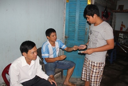 
Khoa bán vé số để tích góp gửi tiền cho cha mẹ trị bệnh
