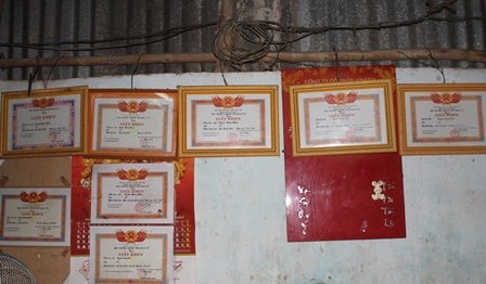 
Trong nhà chỉ có những tấm giấy khen của Khoa là quý giá nhất
